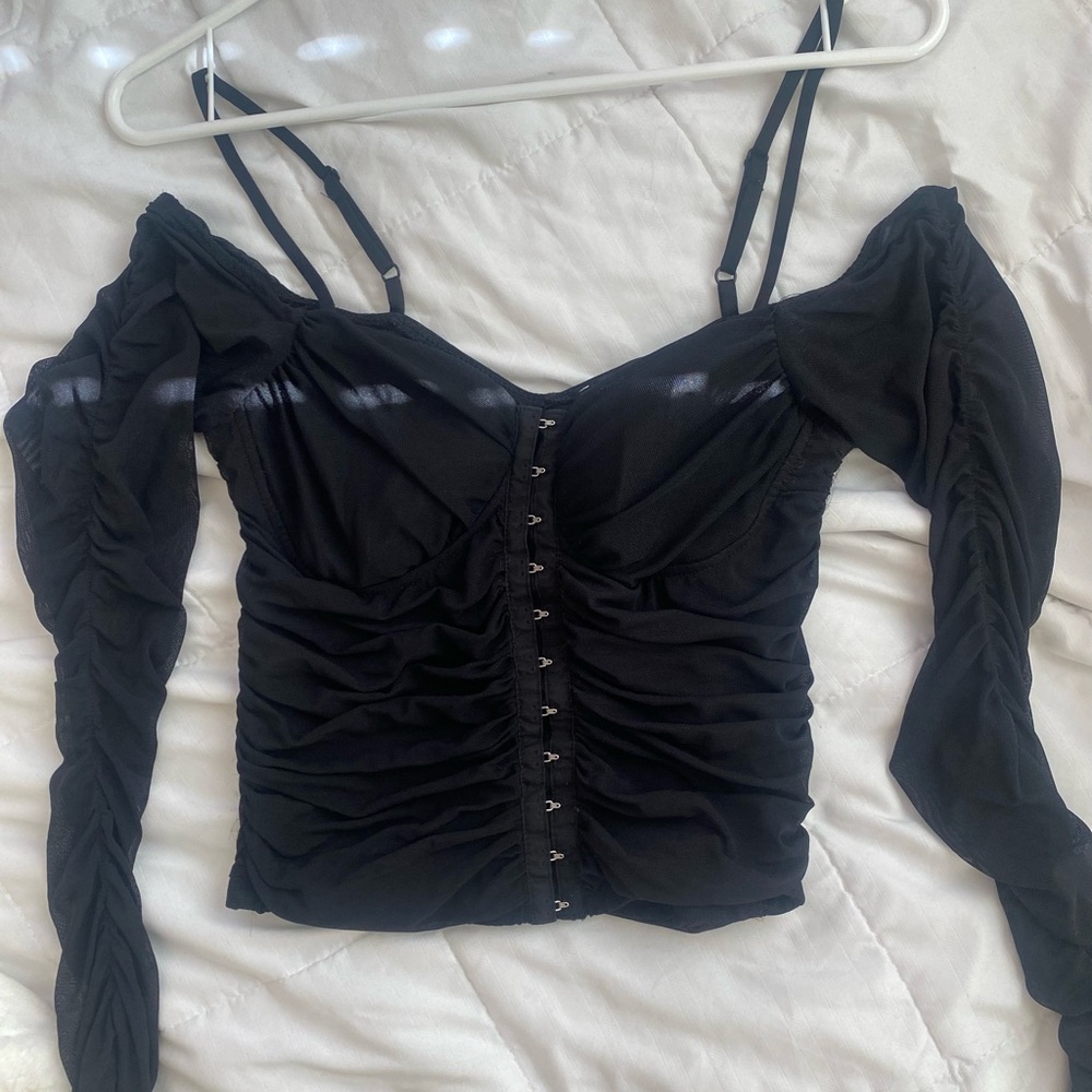 size small.Corset like top.With this straps and off the shoulder sleeves